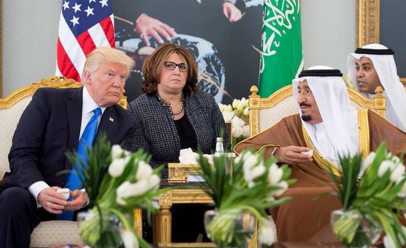 《纽约时报》报导，专家鑑定后证实，沙乌地阿拉伯国国王沙尔曼于2017年赠予美国前总统川普的动物皮毛长袍是「假的」。（欧新社）(photo:LTN)