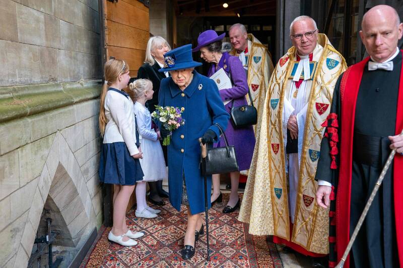 英国女王伊丽莎白二世（蓝衣）今天出席伦敦西敏寺礼拜活动时拄着手杖。（法新社）(photo:LTN)