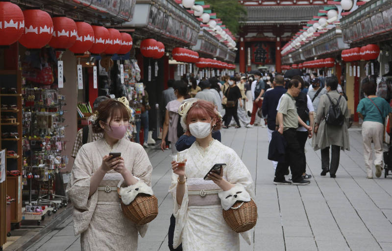 據日本政府11日公布的數據指出，日本總人口的73％至少打過一劑疫苗，64％以上打完兩劑疫苗。（美聯社）