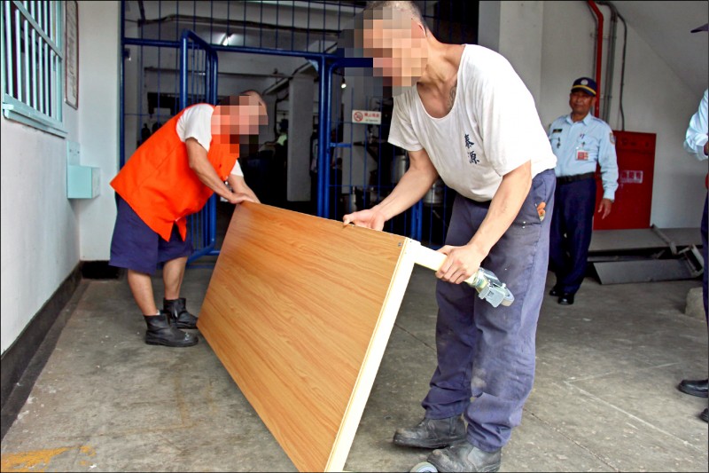 泰源技能訓練所開設多種技能訓練班，所內收容人的床架都是鐵工科製作。（資料照）