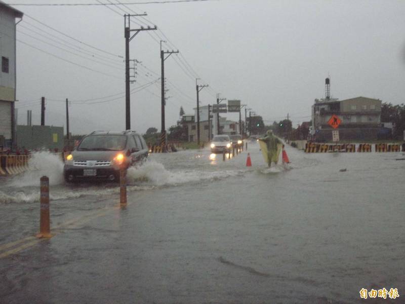 台九線玉里鎮大雨路段積水很深，車輛通過時激起大量水花，讓駕駛人心驚驚「雨大到路都看不清楚」。（記者花孟璟攝）