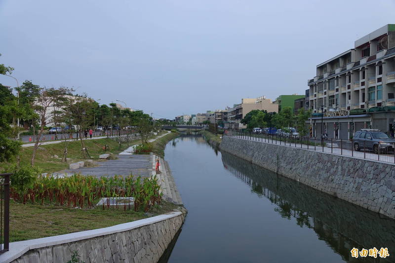 鹿港溪整治後從臭水溝變身為親水河岸，已成在地人運動散步的最新地點。（記者劉曉欣攝）