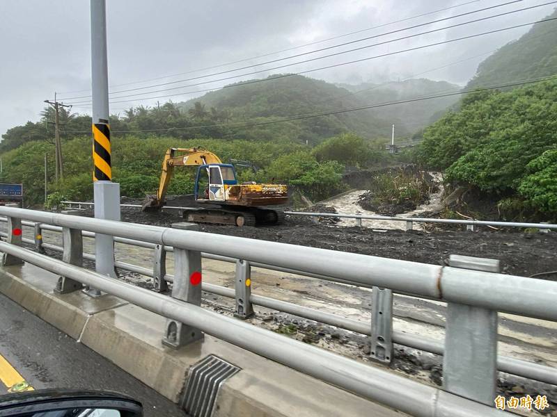 南迴公路台9線411公里富山橋被土石流掩埋，怪手清理中。（記者黃明堂攝）