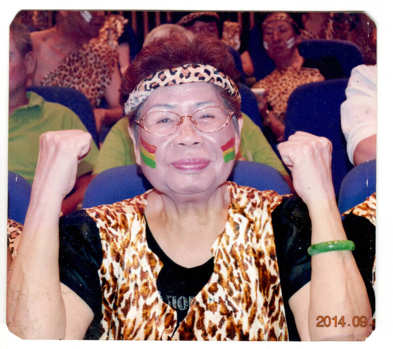 84歲李鄭淑阿嬤獲選教育部志工奉獻獎。（基隆市教育處提供）