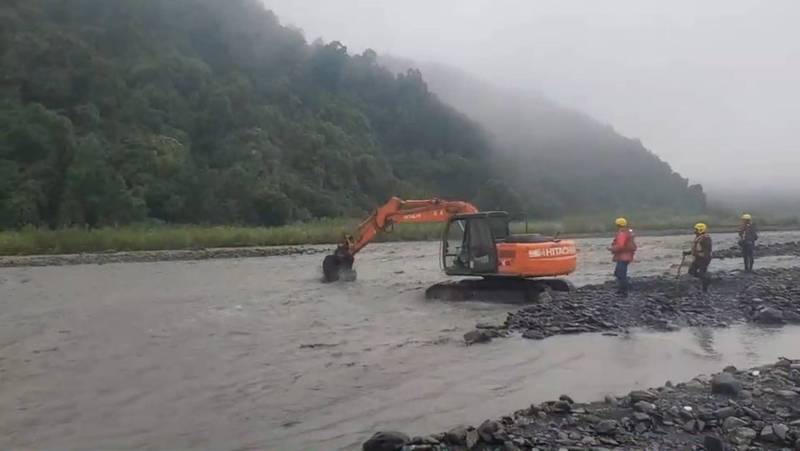 大同鄉石門溪溪水暴漲，造成搜救工作受阻。（記者江志雄翻攝）