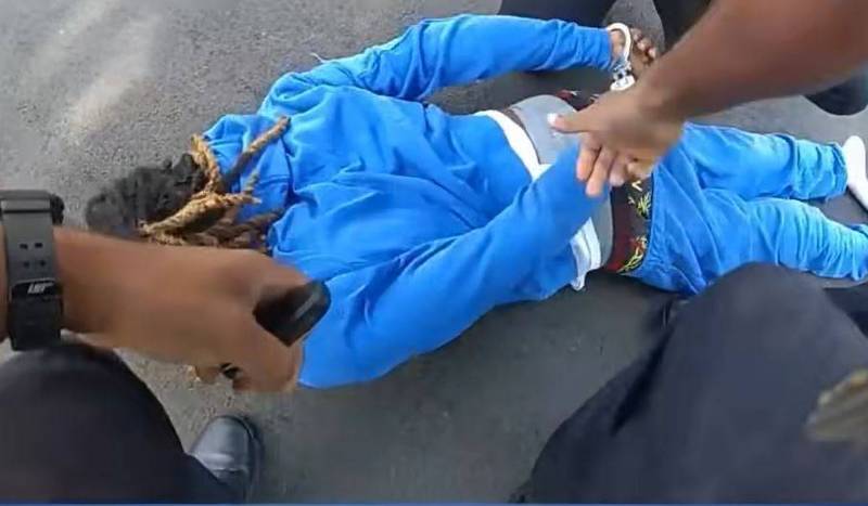 美國俄亥俄州代頓市警方公佈1則影片，當時警方正在進行毒品檢查，卻拽著1名下肢癱瘓的黑人男子頭髮，強行將他給拖下車。（圖擷取自俄亥俄州代頓市官方YouTube）