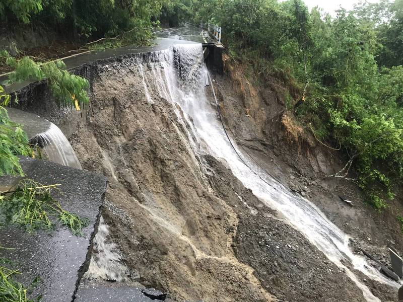 花64線瑞港公路是瑞穗鄉奇美部落村民唯一通往外界的道路，2.3K處出現大面積路基流失，邊坡滑落長達10多公尺。（瑞穗鄉公所提供）