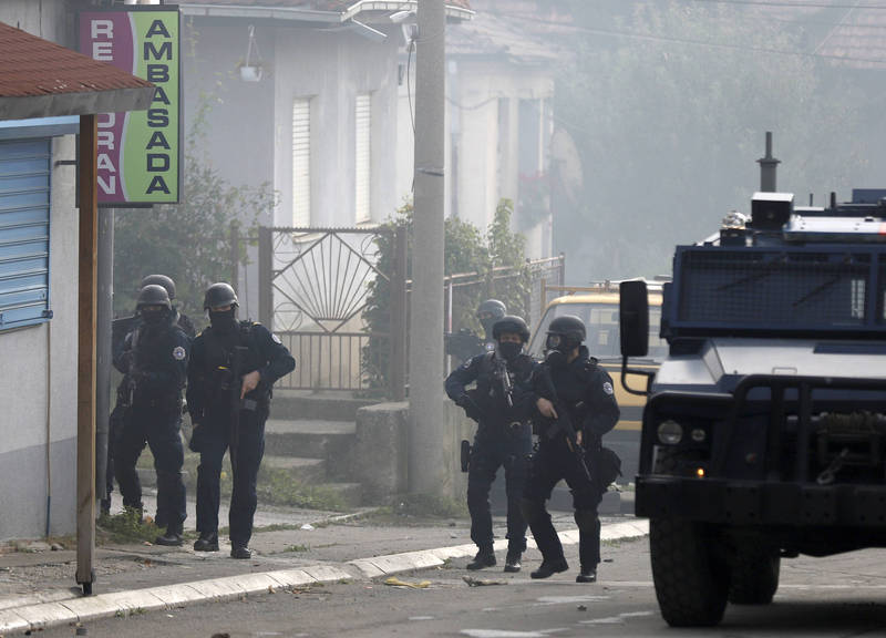 全副武装的科索沃特警进入北部，受到了当地塞尔维亚裔居民的「热烈欢迎」。（美联社）(photo:LTN)