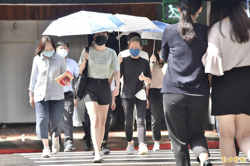 明天基隆北海岸及東半部地區降雨時間長，花東地區要注意短延時強降雨，西半部雲量偏多，有局部短暫陣雨。雨勢預計明天下半天才會趨緩。（資料照）