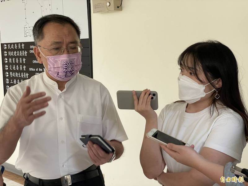 台北市副市長蔡炳坤為今天花博疫苗接種亂象道歉，表示已更改動線協助改善。（記者鄭名翔攝）