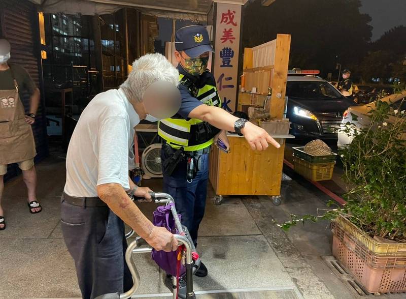 高齡97歲的虞姓老翁被人發現扶著助行器在騎樓休息。（警方提供）