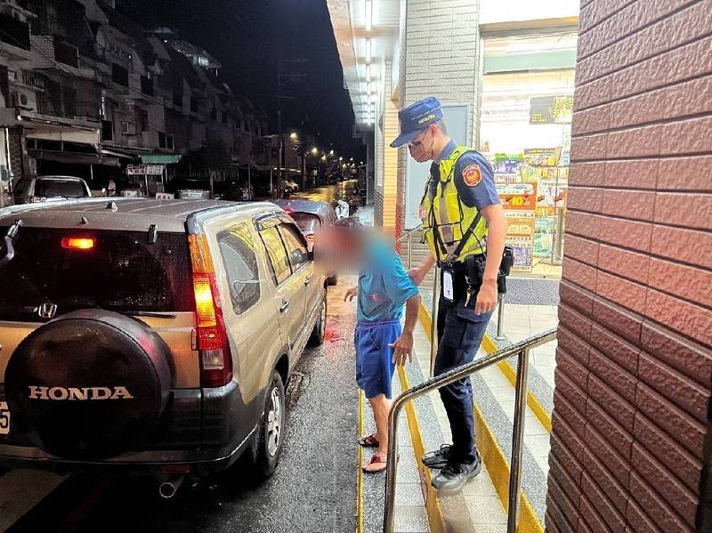 員警協助蔡姓男子到回家的路。（民眾提供）