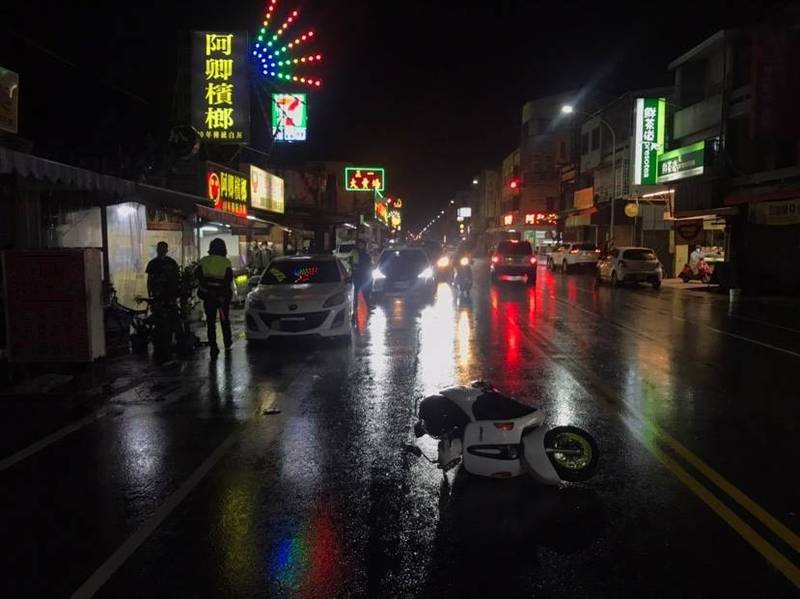 天雨路滑，肇事機車擦撞路邊停車，騎士手腳擦傷。（記者陳賢義翻攝）