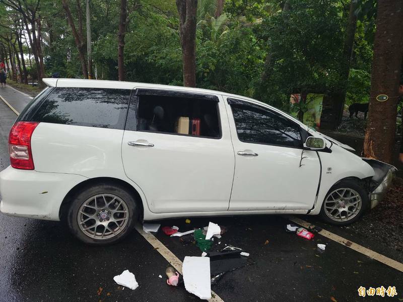 白色自小客車疑因天雨路滑自撞路樹，4傷1無生命跡象搶救中。（記者陳賢義攝）