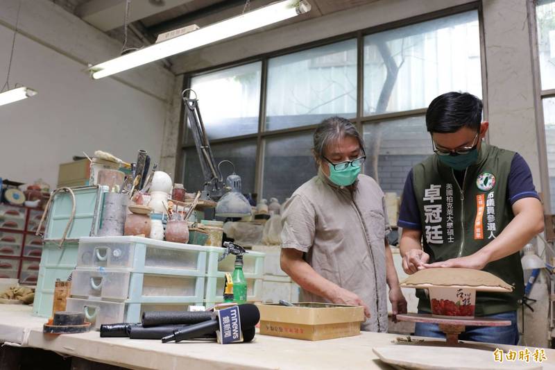 卓冠廷（右）到陶藝家林義傑（左）請益一起捏陶。（記者邱書昱攝）