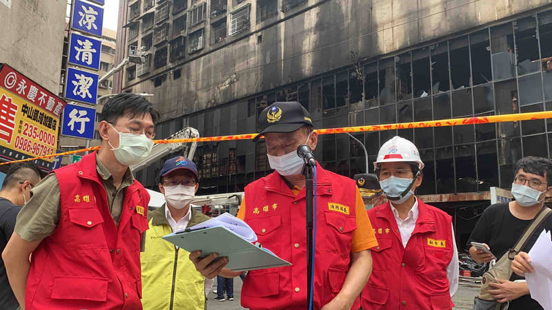 高市消防局長李清秀說明現場傷亡情形。（記者黃旭磊攝）