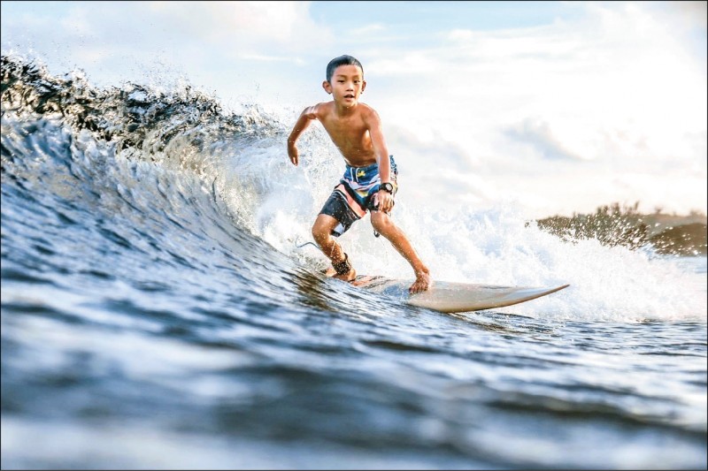 「佳樂水衝浪大賽」周末登場，盼紮根培訓在地少年選手，圖為10歲的參賽選手王路卡。（台灣海洋休閒運動發展協會提供）