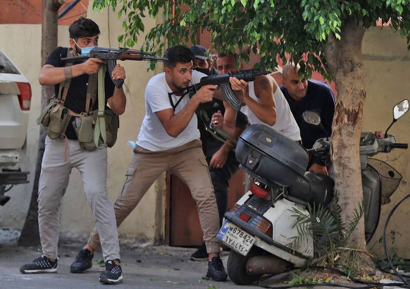 手持步枪的真主党战士正在寻找目标。（法新社）(photo:LTN)