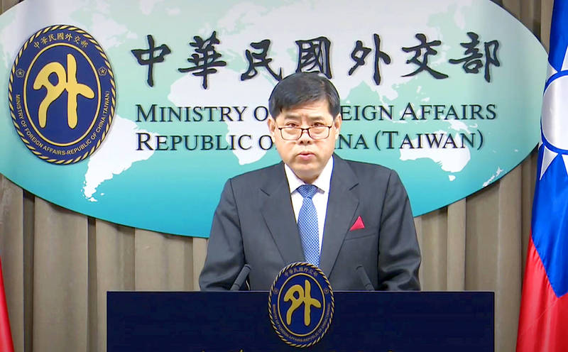 The Ministry of Foreign Affairs’ Department of European Affairs Director-General Remus Chen stands at the ministry’s podium in Taipei yesterday.
Photo taken from a Ministry of National Defense live broadcast