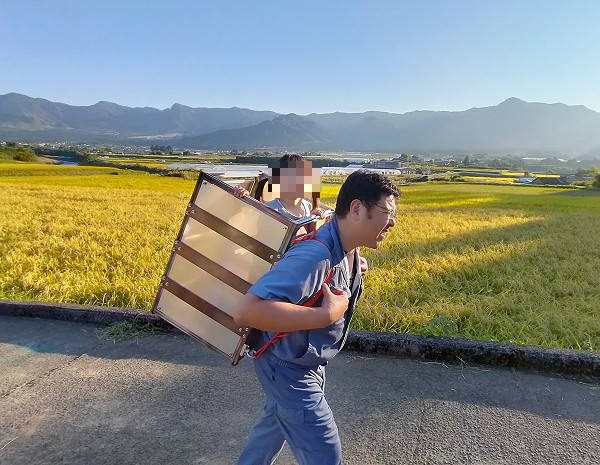 這位日本父親阿蘇打造類似《鬼滅之刃》炭治郎的木箱，背著女兒四處行走。（圖擷取自推特阿蘇カラクリ研究所）