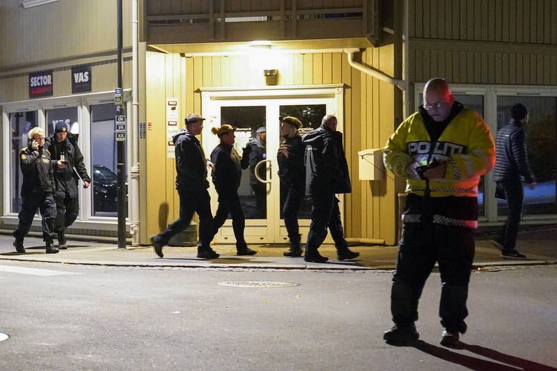 袭击事件发生后，挪威警方在当地展开搜查。（美联社）(photo:LTN)