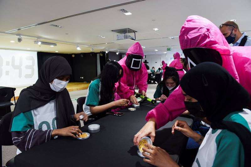 阿拉伯聯合大公國的韓國文化中心，於12日舉辦真實版《魷魚遊戲》，邀請影迷們體驗戲劇中的小遊戲，藉此推廣韓國文化。（路透）