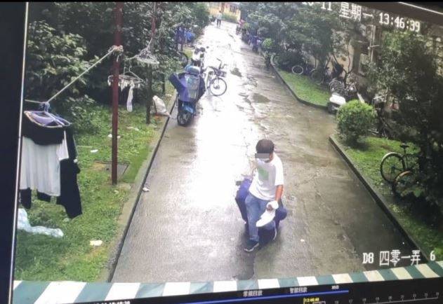 中国上海一名年轻女子近日在租屋处遭杀害，一段男子拖着行李箱离开案发社区的监视器画面在微博疯传。（图翻摄自微博）(photo:LTN)