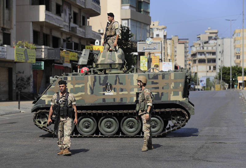 黎巴嫩军方用装甲车堵住道路。（美联社）(photo:LTN)
