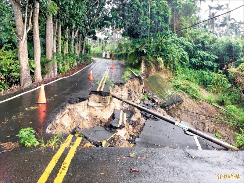 雲林縣古坑鄉山區雲209線道路2018年「山竹」颱風時土石滑落，今年8月間豪大雨後，又大面積崩塌，現已封閉禁止通行。（記者黃淑莉攝）