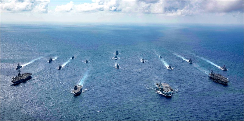 美国和菲律宾军方高层十四日宣布，两国明年将恢复全面联合军演，并邀英国、澳洲甚至日本为观察员。图为美国印度─太平洋司令部发布，美国海军航空母舰「雷根号」与「卡尔文森号」、日本海上自卫队「日向级」护卫舰「伊势号」及英国航舰「伊莉莎白女王号」，十月在菲律宾海举行联合军演。（美联社档案照）(photo:LTN)