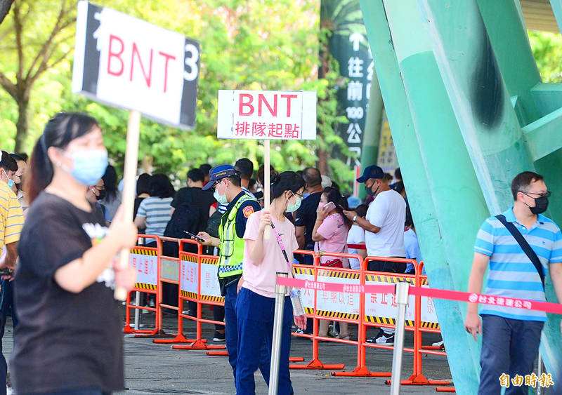 
Taipei residents line up to receive their first shot of the Pfizer-BioNTech vaccine at the Expo Dome vaccination station in Taipei Expo Park yesterday.
Photo: Wang Yi-sung, Taipei Times