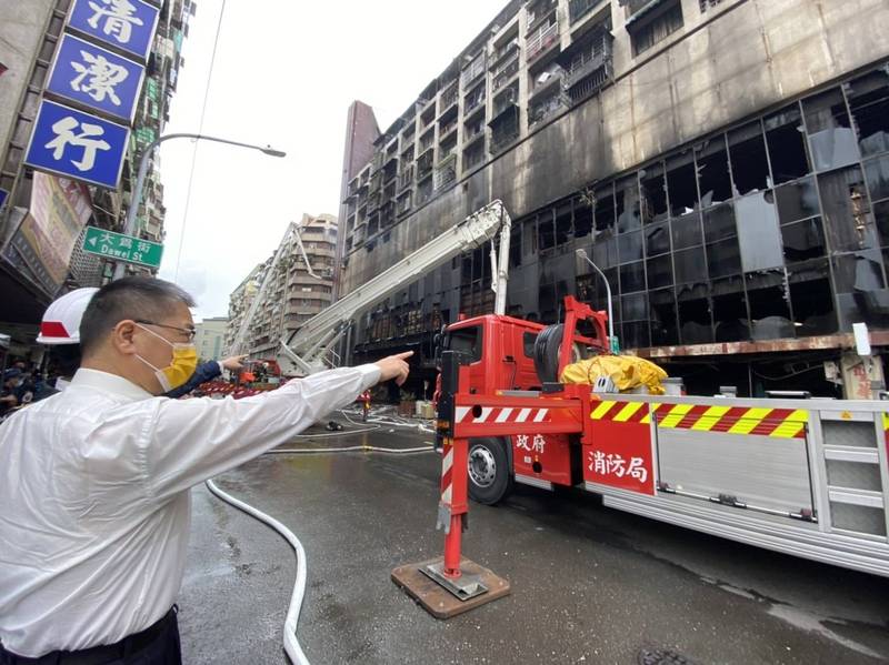 高雄城中城大樓14日發生大火，內政部長徐國勇當天到場視察救災情形。（記者吳書緯翻攝）