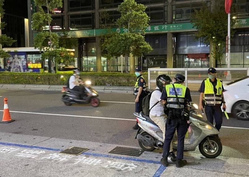 警執行「靜城專案」，於南京東路攔檢及施測疑似改裝噪音機車。（記者劉慶侯翻攝）