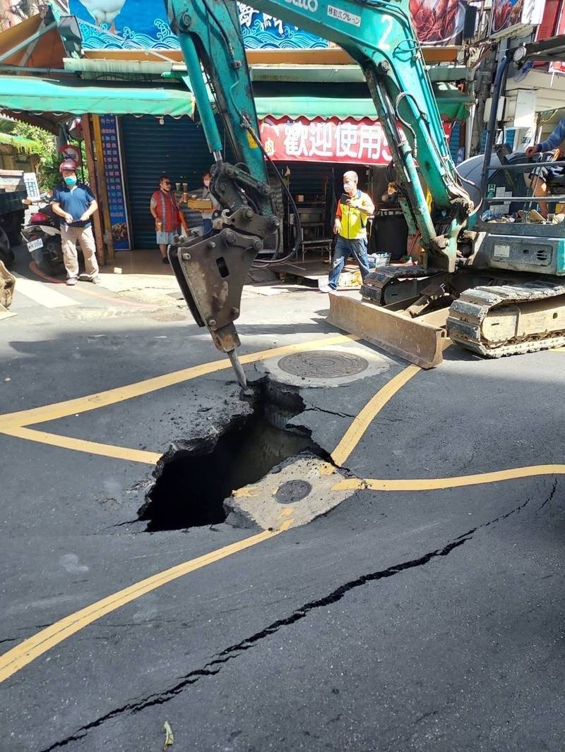 三重區福德北路、長元街口昨天出現路面坍塌。（三重區公所提供）