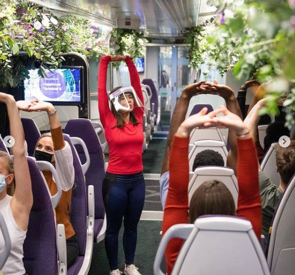 英国火车营运商加开「宁静列车」班次，以花草装饰车厢，并在行驶中教导乘客瑜珈。（图撷取自IG_@celestpereiraphysio）(photo:LTN)
