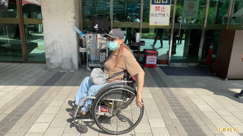 推著輪椅的林女連日來在火災現場、醫院、殯儀館奔波，找不到81歲獨居城中城大樓的媽媽，幸好今早得知媽媽正在醫院治療。（記者許麗娟攝）
