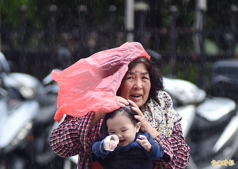 中央氣象局今日針對7縣市發布大雨特報，今（16）日易有短延時強降雨，提醒民眾外出慎防雷擊強風。（資料照）