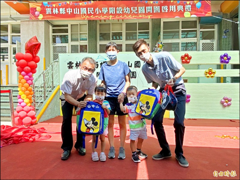 西螺鎮中山國小附設幼兒園，昨天揭牌，贈送新生背包及提袋。（記者詹士弘攝）