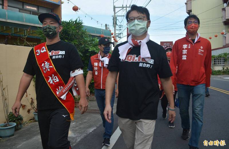 陳柏惟（左）100小時步行選區今天進入第5天，今天婉拒政治人物陪同，僅有台灣基進黨主席陳奕齊（左2）和民眾陪同。 （記者陳建志攝）