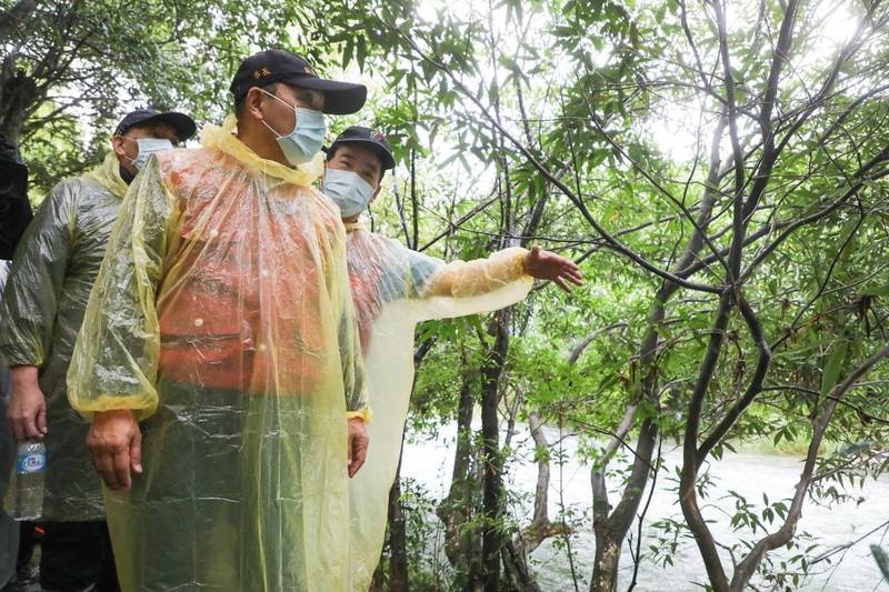 新北市長侯友宜前往雙溪虎豹潭了解民眾落水意外的搜救情況。（圖由新聞局提供）