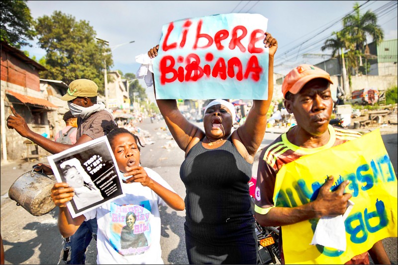 海地近年绑架案频传，图为遭绑架者的亲友上月底在太子港发动反政府抗议。（美联社档案照）(photo:LTN)
