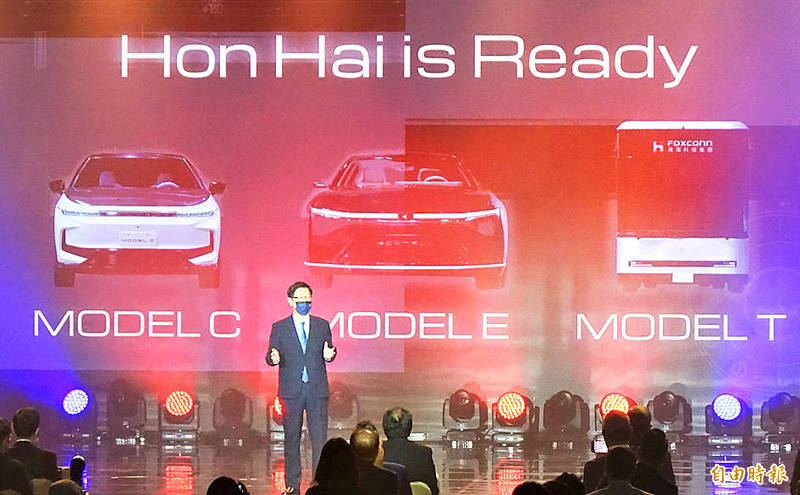 Hon Hai Precision Industry Co chairman Young Liu speaks at the Hon Hai Tech Day event in Taipei yesterday at which the company unveiled three electric vehicles.
Photo: Fang Pin-chao, Taipei Times