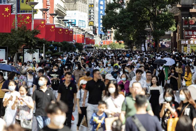 中國近日再現本土武漢肺炎疫情，與上海出發的旅行團密切相關；圖為中國十一國慶假期期間上海南京東路的人潮。（彭博）