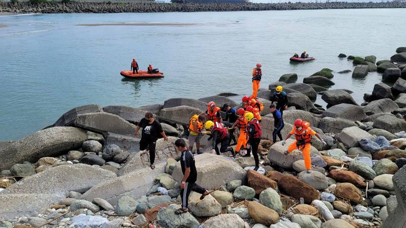 花蓮落海高中生失聯2天，今早遺體被搜救人員在落水不遠處的消波塊旁發現。（民眾提供）