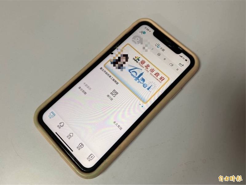 台北市長柯文哲極力推廣「台北通」App，台北市政府員工卻爆，遭強迫今起須將員工證內的悠遊卡號綁定台北通才能打卡上班。（記者鄭名翔攝）