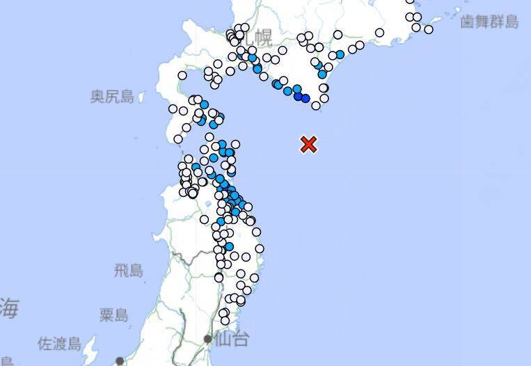 日本今晚9點36分（台灣時間8點36分）青森縣東方海域附近地震，芮氏規模為5.3，北海道、青森縣最大震度為3級。（圖擷取自日本氣象廳）