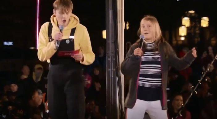 童贝里（右）与「气候大罢课」织成员麦格努森（左）在台上载歌载舞。（图翻摄自推特）(photo:LTN)