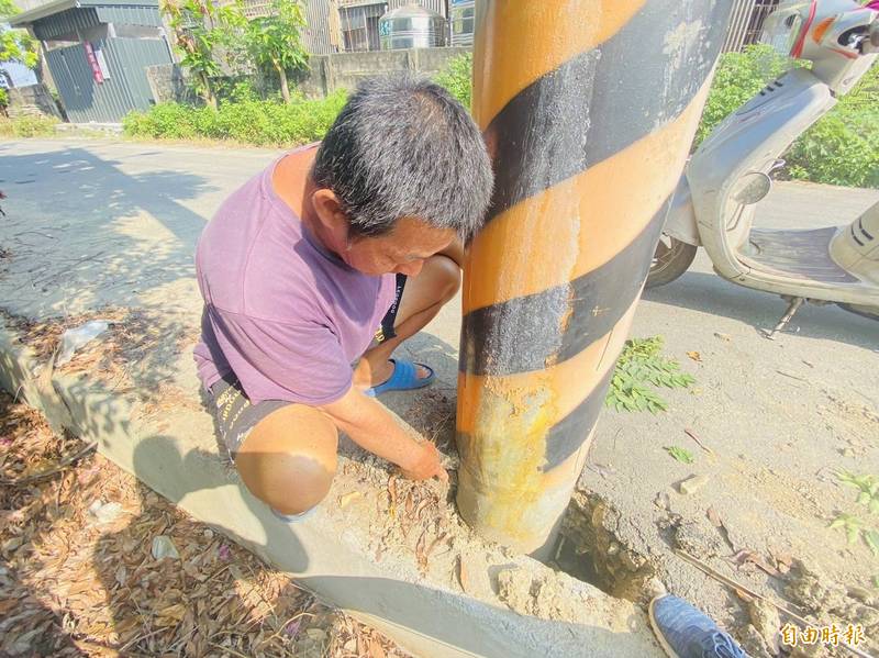 嘉義縣水上鄉大崙村產業道路電線桿旁可感覺到沸騰的聲音。（記者蔡宗勳攝）