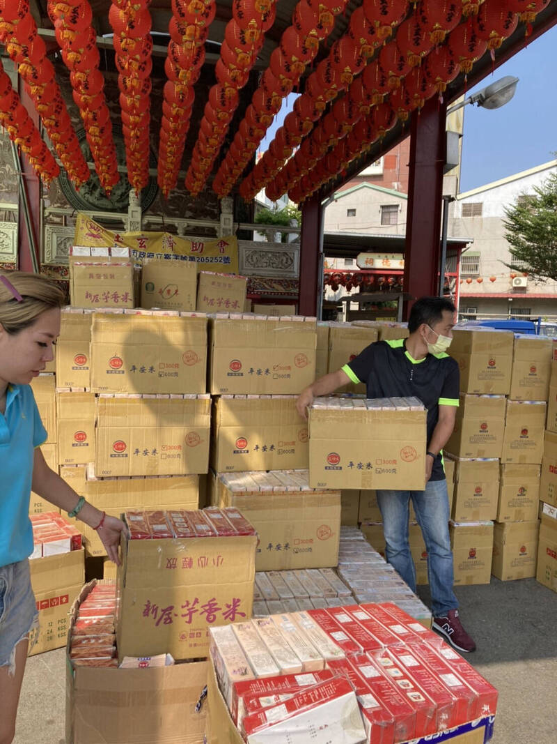 超過2萬斤的平安米全數裝箱，這兩天分送到相關慈善機構。（民眾提供）