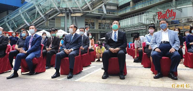 法務部在新竹巨城舉辦更生保護活動，市長林智堅（左）與縣長楊文科（右）都受邀出席，但二人的座位卻隔的很開。（記者蔡彰盛攝）